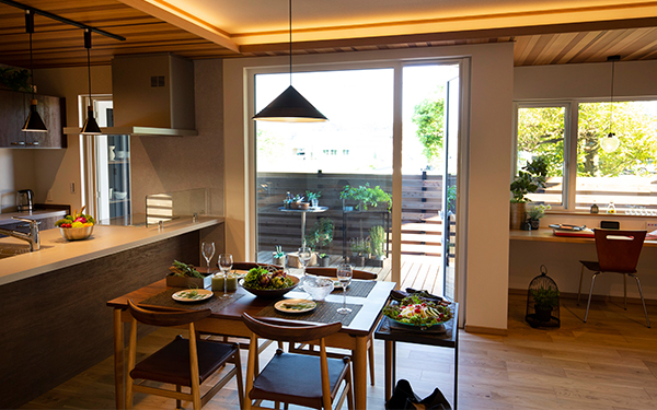 お届けするすべての住まいをゼロエネルギーハウスへお値打ち価格で電気代もCO2排出量も少ない住まいのご提供